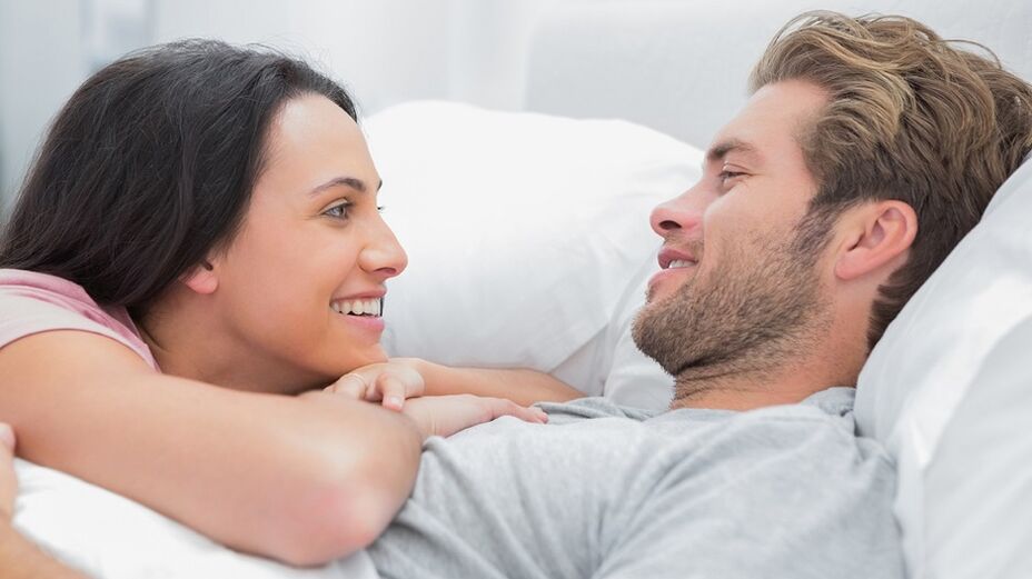 Yatakta adamla mutlu kadın